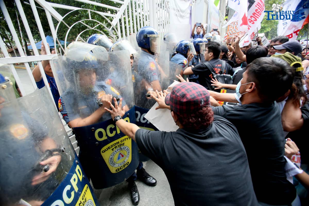Tension erupts outside the Office of the Ombudsman in Quezon City as protesters clash with QCPD anti-riot police during a rally denouncing “selective justice.” The groups demanded Ombudsman Jesus Crispin Remulla hold all officials allegedly linked to anomalous flood control projects accountable.