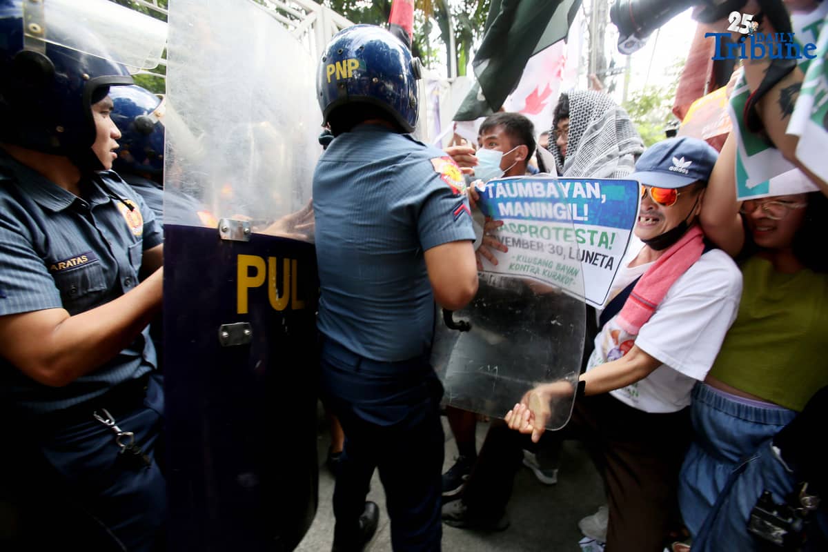 Tension erupts outside the Office of the Ombudsman in Quezon City as protesters clash with QCPD anti-riot police during a rally denouncing “selective justice.” The groups demanded Ombudsman Jesus Crispin Remulla hold all officials allegedly linked to anomalous flood control projects accountable.