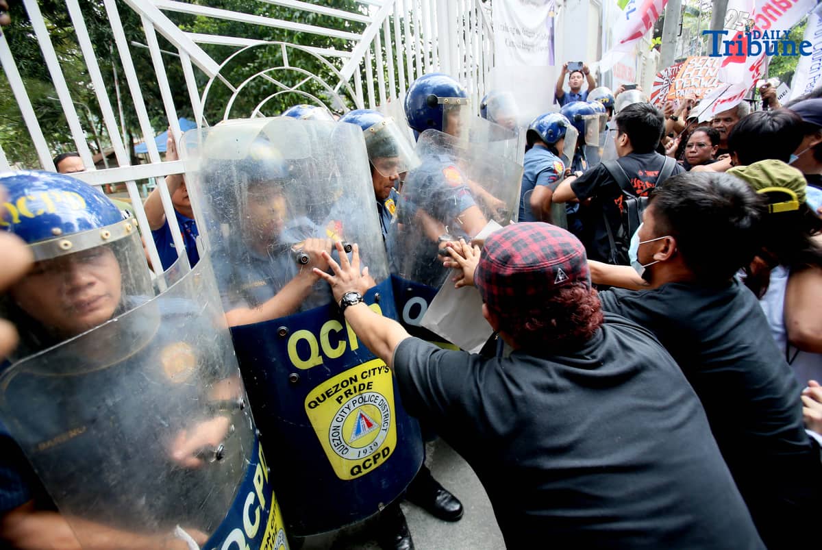 Tension erupts outside the Office of the Ombudsman in Quezon City as protesters clash with QCPD anti-riot police during a rally denouncing “selective justice.” The groups demanded Ombudsman Jesus Crispin Remulla hold all officials allegedly linked to anomalous flood control projects accountable.