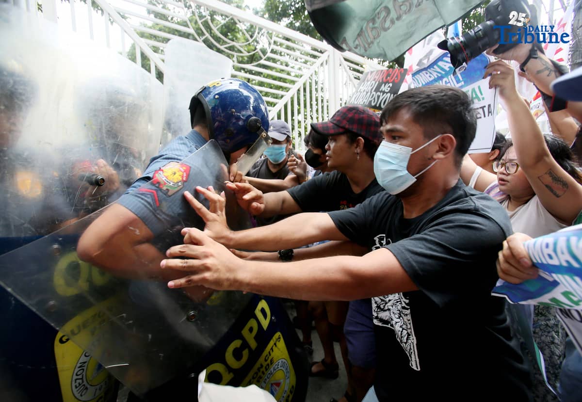 Tension erupts outside the Office of the Ombudsman in Quezon City as protesters clash with QCPD anti-riot police during a rally denouncing “selective justice.” The groups demanded Ombudsman Jesus Crispin Remulla hold all officials allegedly linked to anomalous flood control projects accountable.