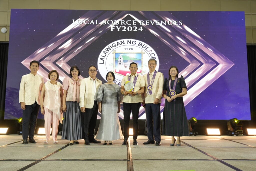 Bulacan Governor Daniel Fernando (third from right) receives the recognition for the provincial government as Top 1 in Local Source Revenue Collections for Fiscal Year 2024 during the Bureau of Local Government Finance 38th Anniversary and Stakeholders’ Recognition held at SMX Convention Center Aura in Taguig City.