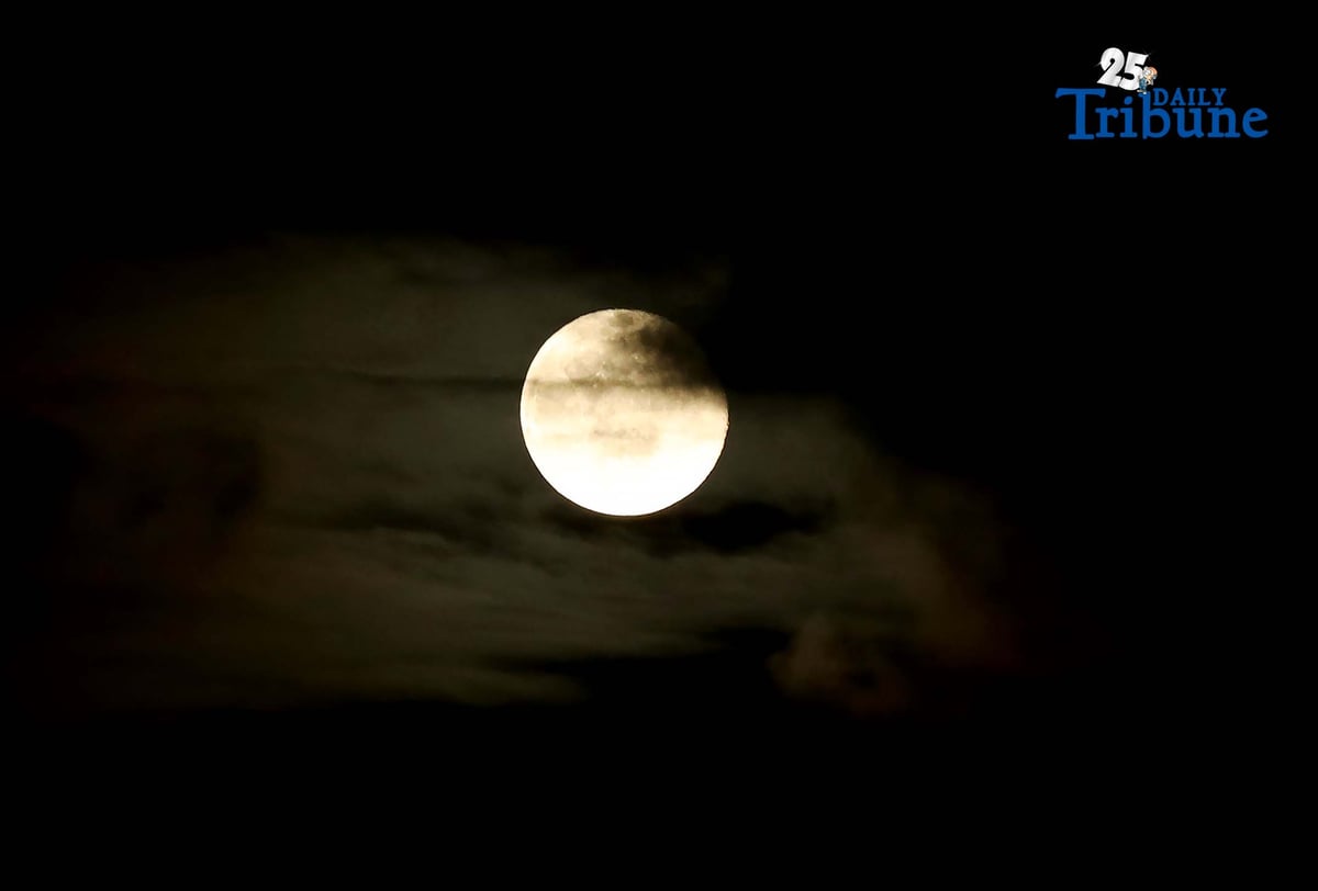 (November 07 2025) The beaver super moon lights up the sky seen from Caloocan City, on Thursday nights November 6 2025. Photo/Analy Labor