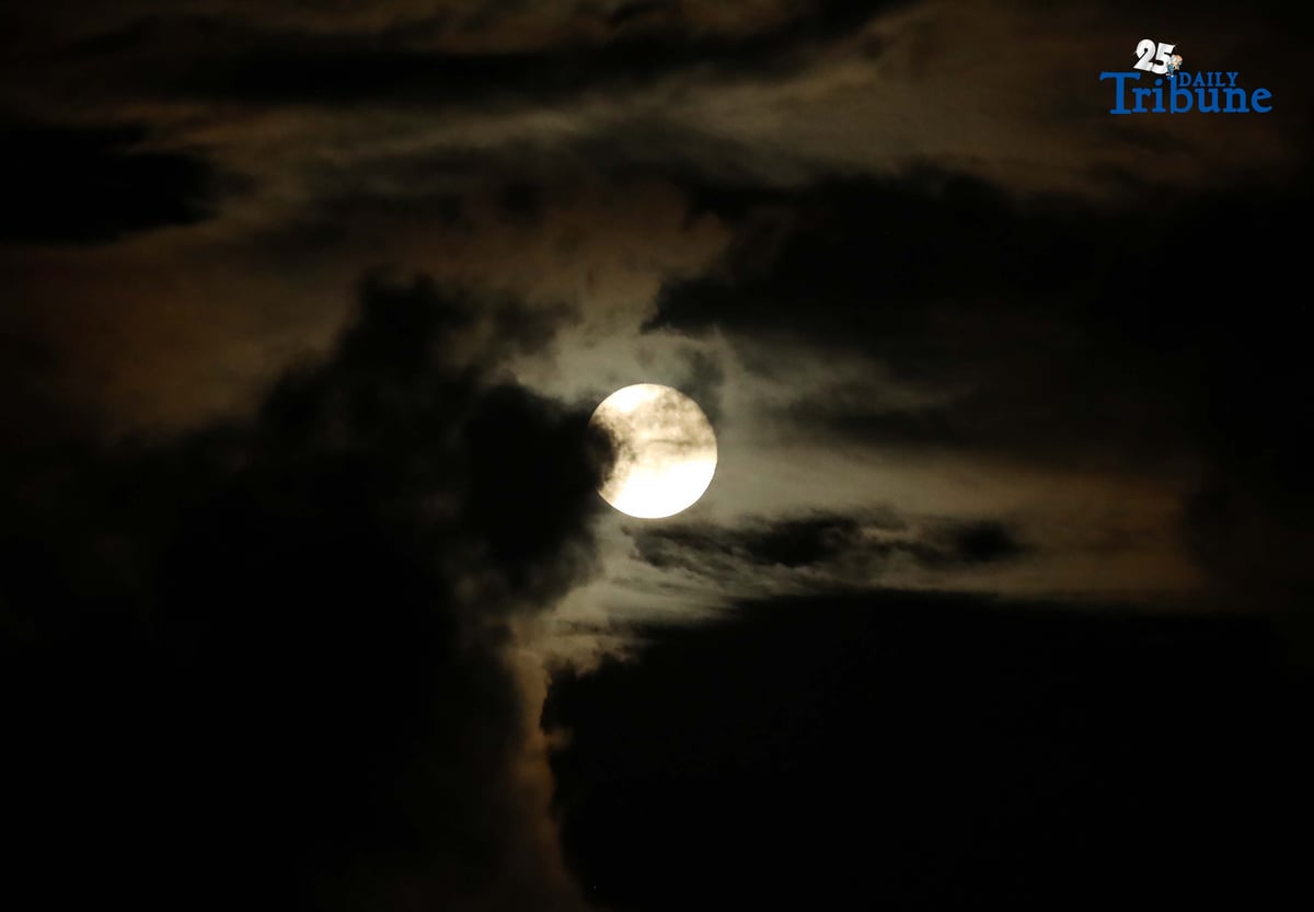 (November 07 2025) The beaver super moon lights up the sky seen from Caloocan City, on Thursday nights November 6 2025. Photo/Analy Labor