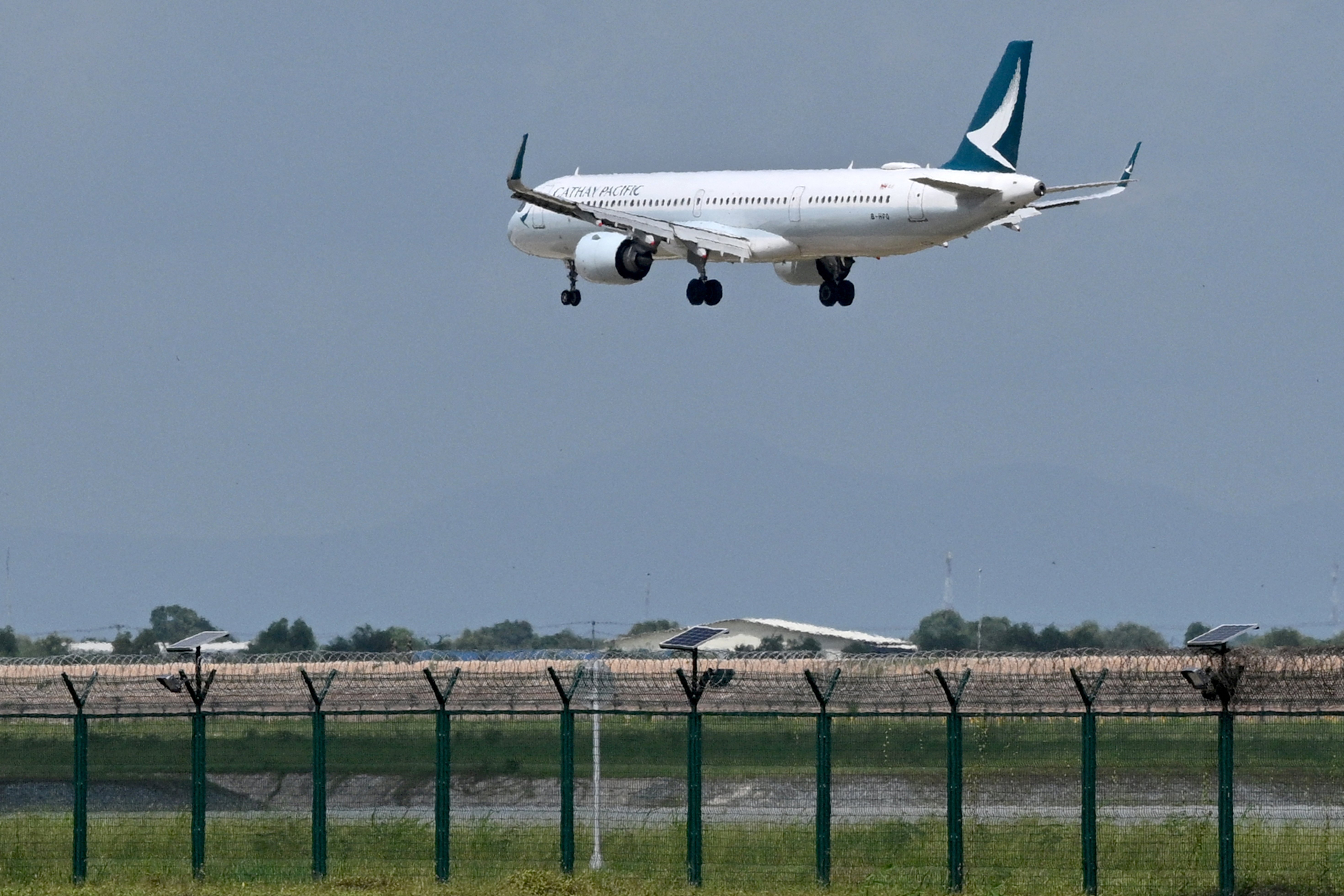 Qatar Airways to sell all of its Cathay Pacific stake