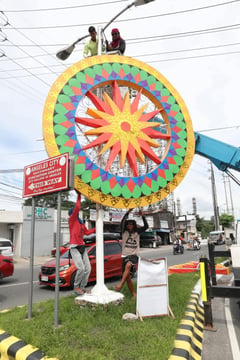 Angeles City removes giant parols ahead of Typhoon Uwan