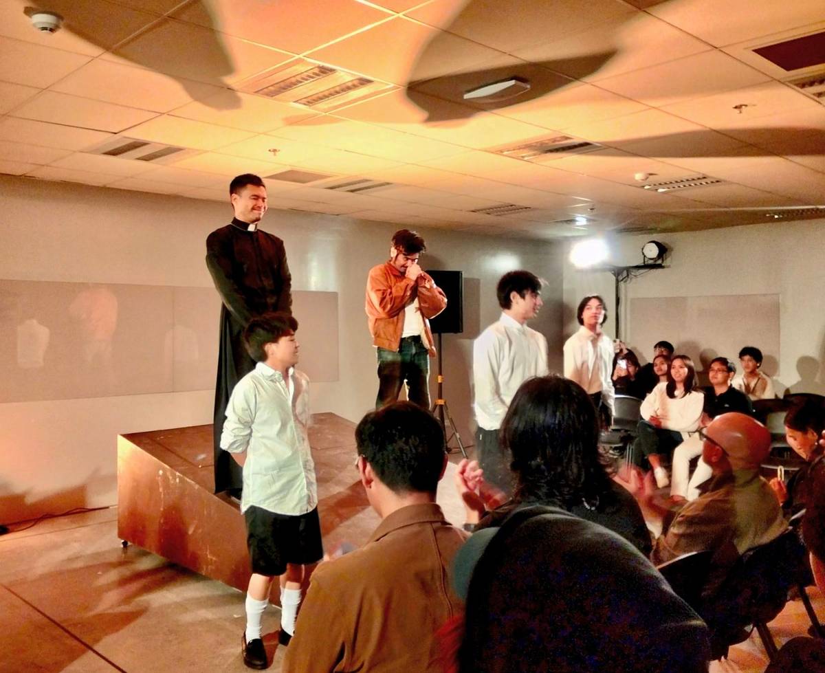 The five-star cast takes their bows after the 7 November press show.