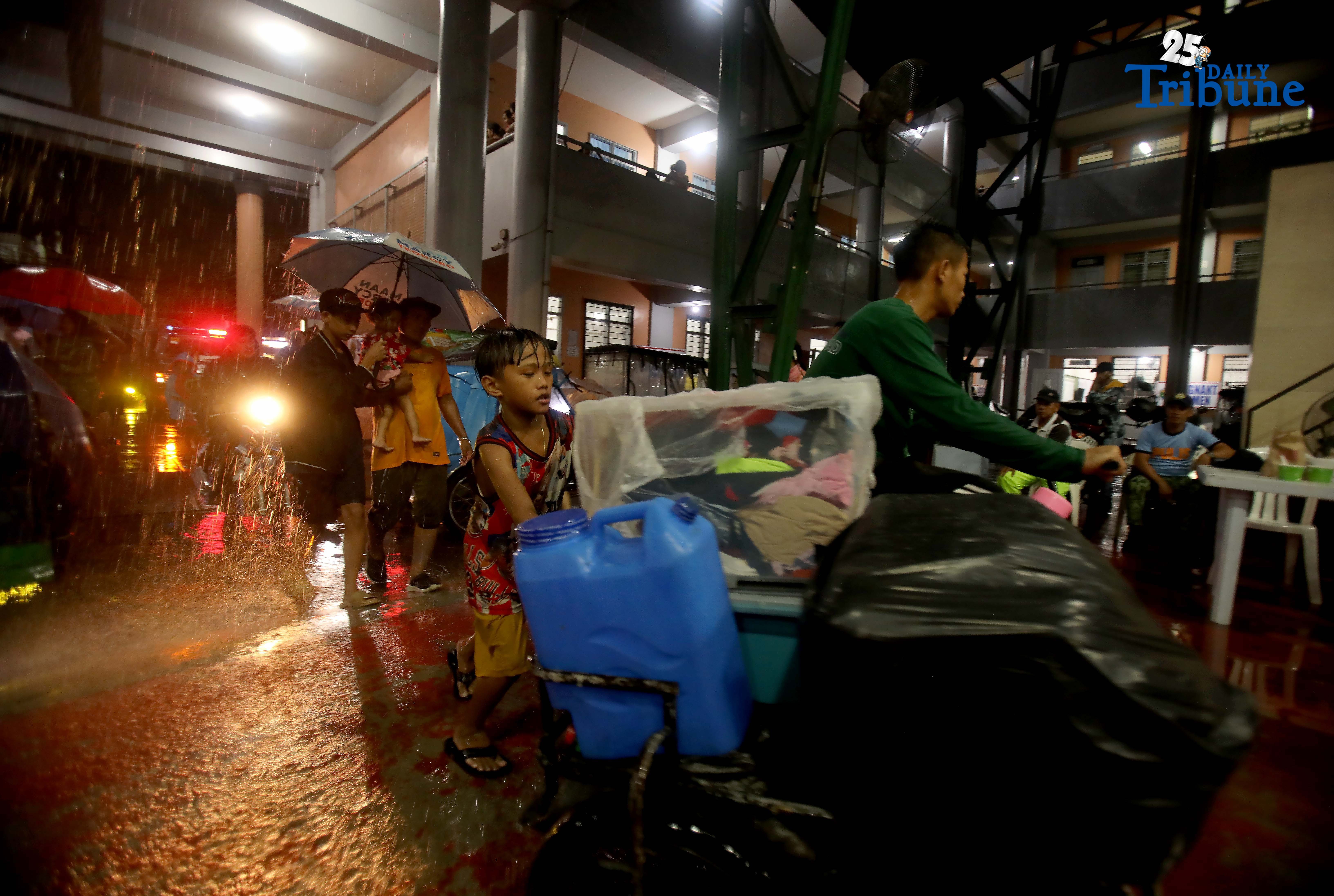 Marikina residents evacuate amid #UwanPH onslaught