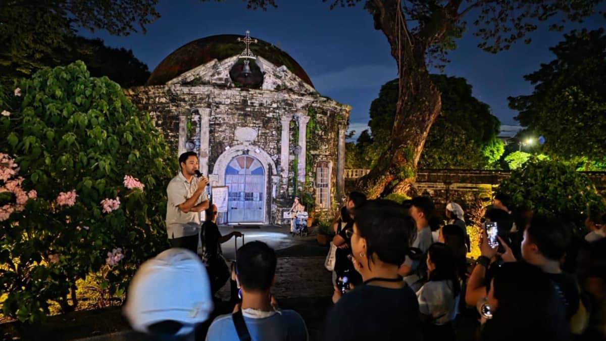 NPDC Deputy Executive Director Jez Apelar facilitates the Paco Park walking tour.