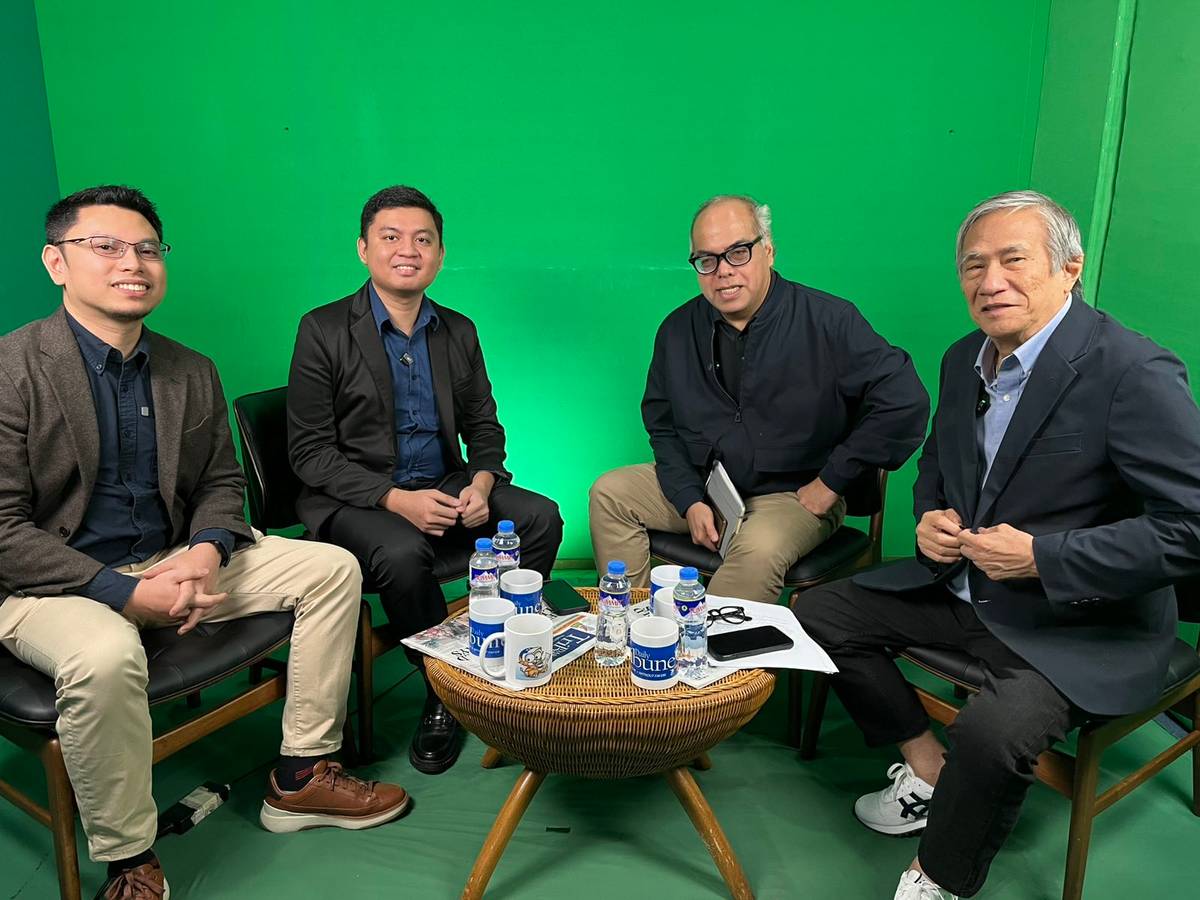 Property gurus Brent Christian Respicio (second from left) and Ronald Cadapan (left) of Colliers Philippines explain to Straight Talk hosts Chito Lozada (second from right) and Teddy Montelibano (right) that master-planned communities are rising outside Metro Manila.