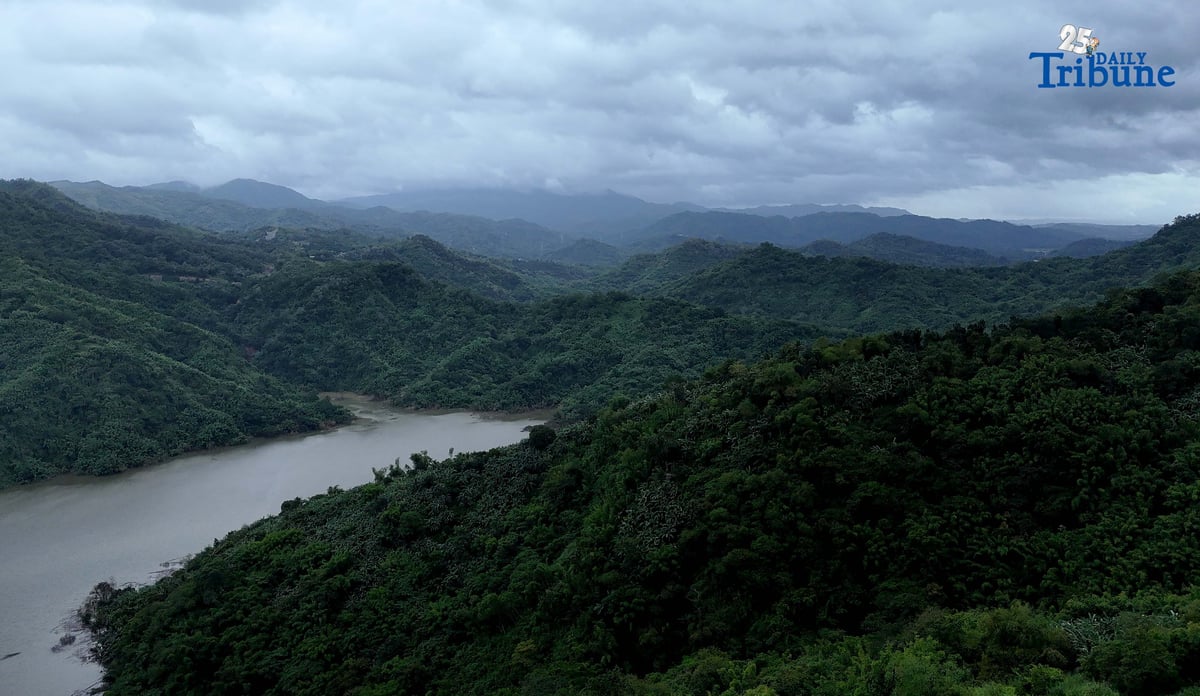 STORM SHIELD. Dark clouds loom over the Sierra Madre mountain range as seen from the Casili River in Barangay Pintong Bukawe, San Mateo, Rizal on Monday, 10 November 2025. According to PAGASA, the rugged terrain of Luzon — including the Sierra Madre — helped weaken Super Typhoon Uwan (Fung-Wong) as it crossed the country’s landmass.