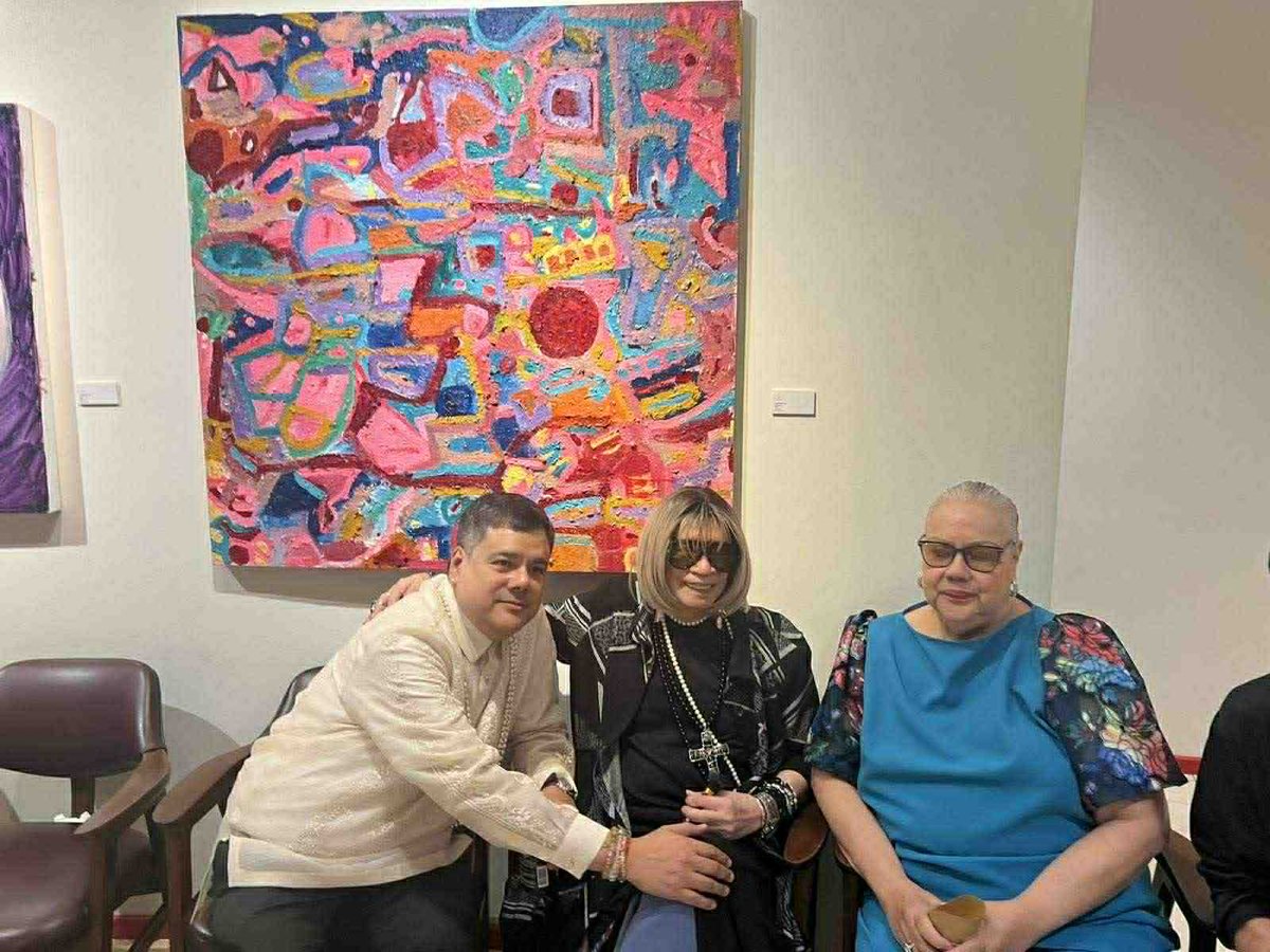 The artist with Oskar Peralta and Divina Valencia-Quesada.