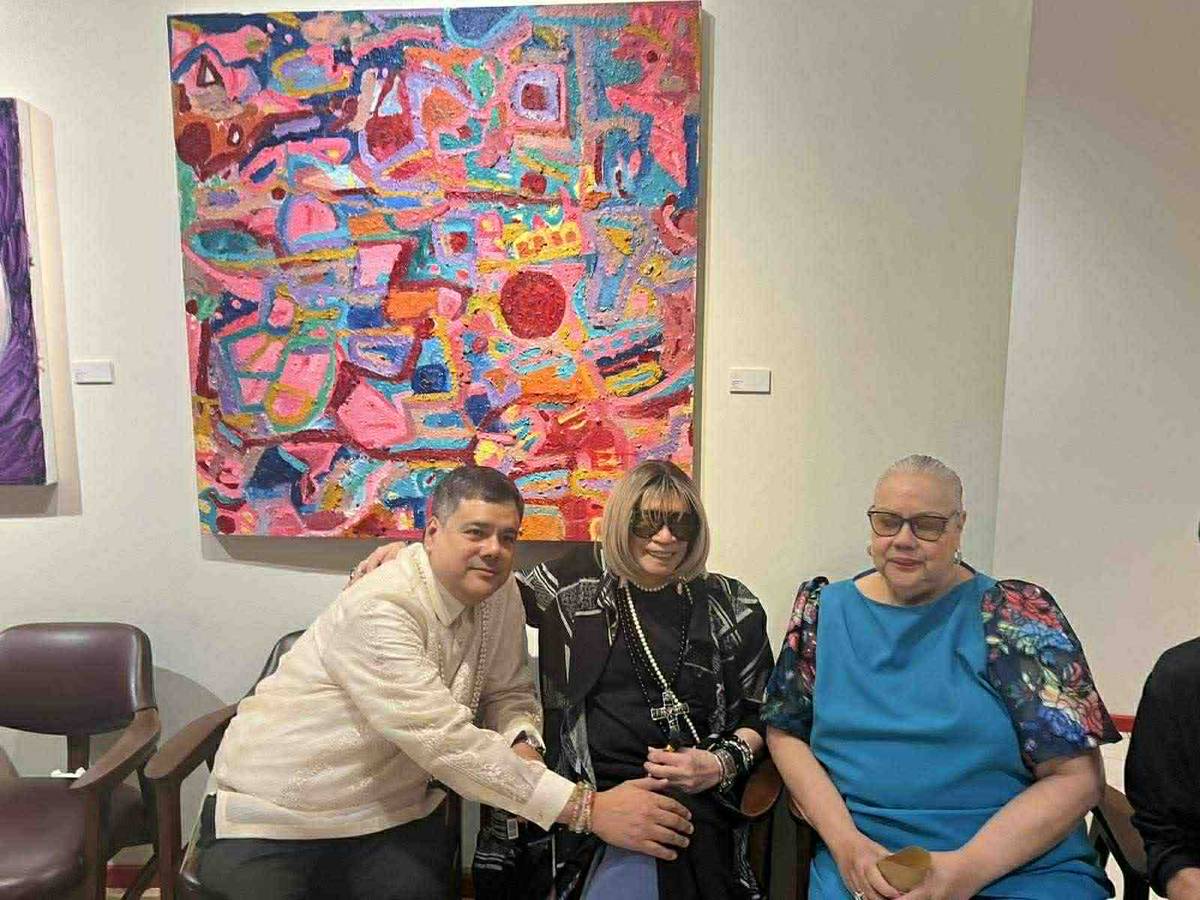 The artist with Oskar Peralta and Divina Valencia-Quesada.