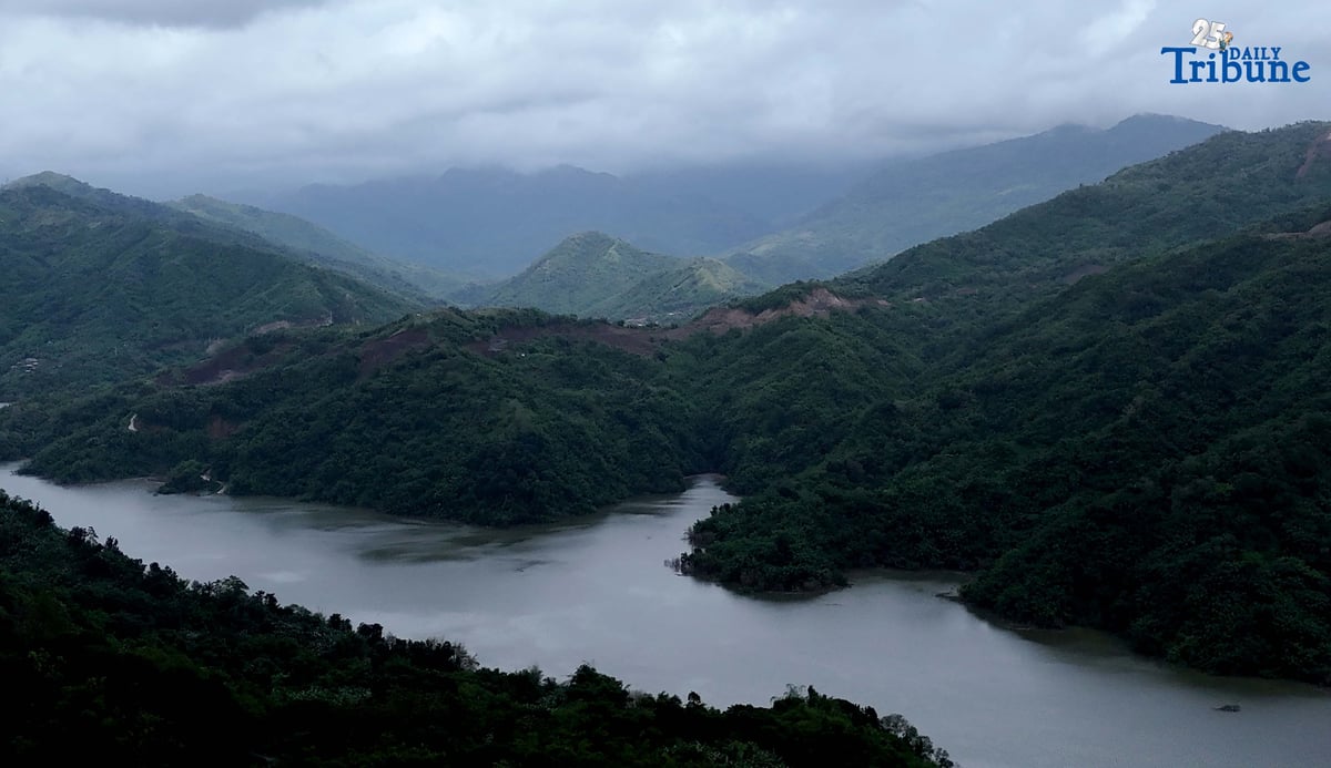STORM SHIELD. Dark clouds loom over the Sierra Madre mountain range as seen from the Casili River in Barangay Pintong Bukawe, San Mateo, Rizal on Monday, 10 November 2025. According to PAGASA, the rugged terrain of Luzon — including the Sierra Madre — helped weaken Super Typhoon Uwan (Fung-Wong) as it crossed the country’s landmass.