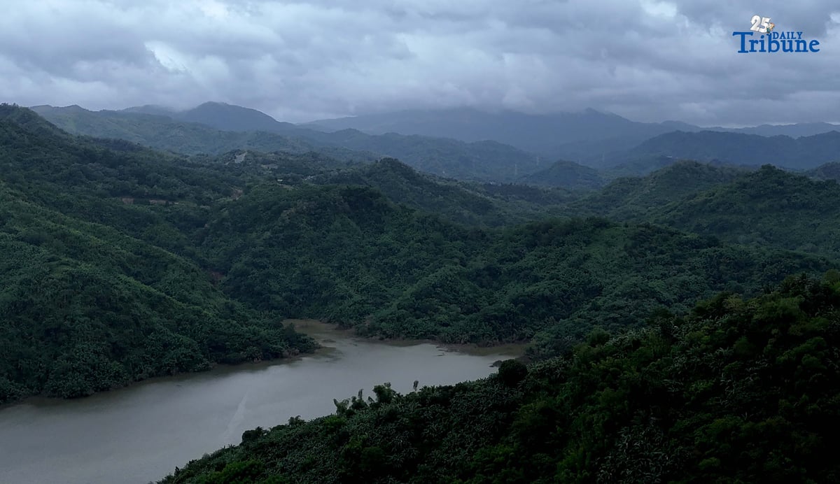 STORM SHIELD. Dark clouds loom over the Sierra Madre mountain range as seen from the Casili River in Barangay Pintong Bukawe, San Mateo, Rizal on Monday, 10 November 2025. According to PAGASA, the rugged terrain of Luzon — including the Sierra Madre — helped weaken Super Typhoon Uwan (Fung-Wong) as it crossed the country’s landmass.