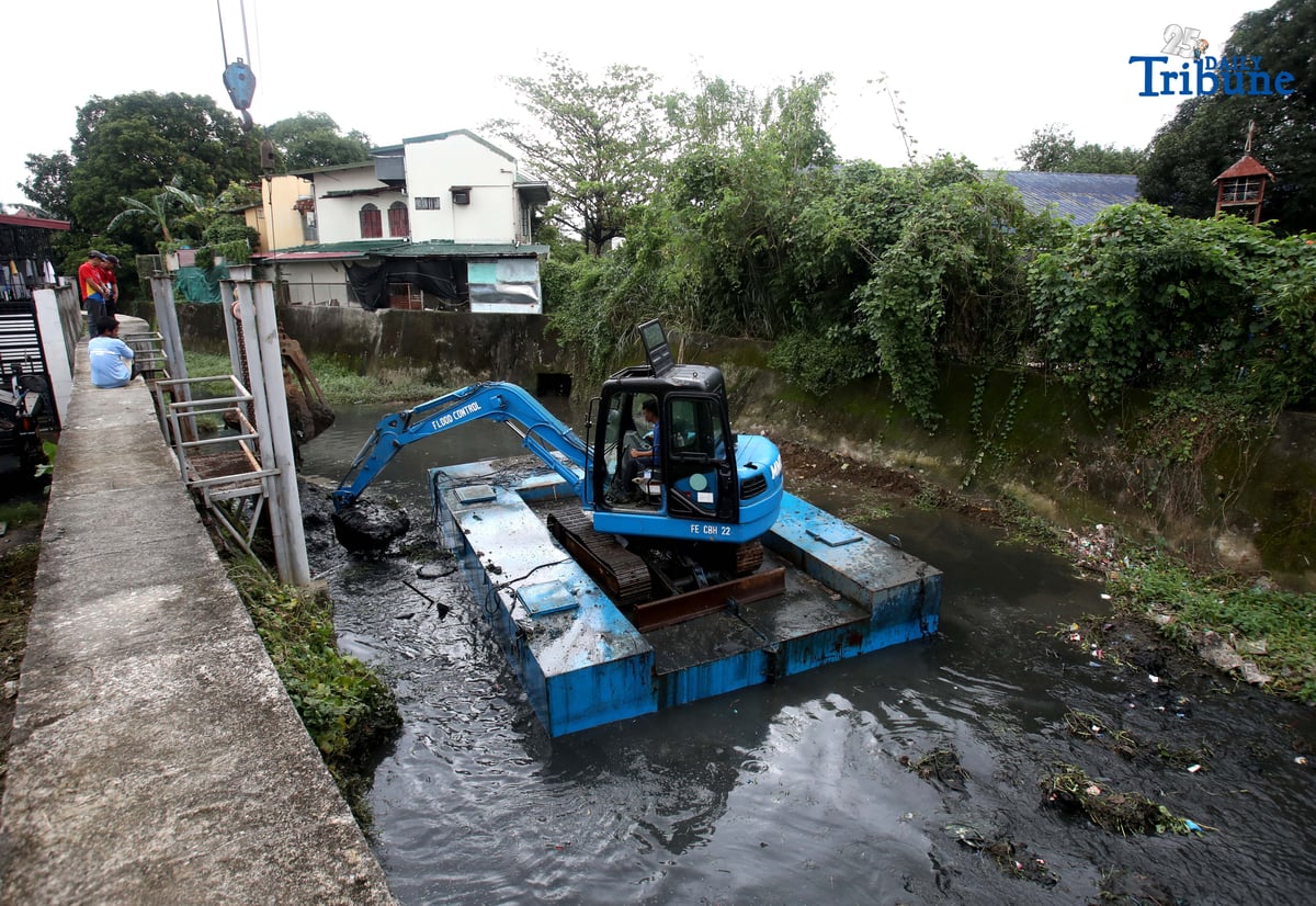 (November 11, 2025) — Metropolitan Manila Development Authority (MMDA) workers used a backhoe to remove garbage and silt to help mitigate flooding during the Bayanihan sa Estero activity at Sapang Baho Creek in Marikina City on Tuesday, November 11, 2025. The project aims to reduce flooding by clearing waterways of garbage and silt. (Photo by Analy Labor)