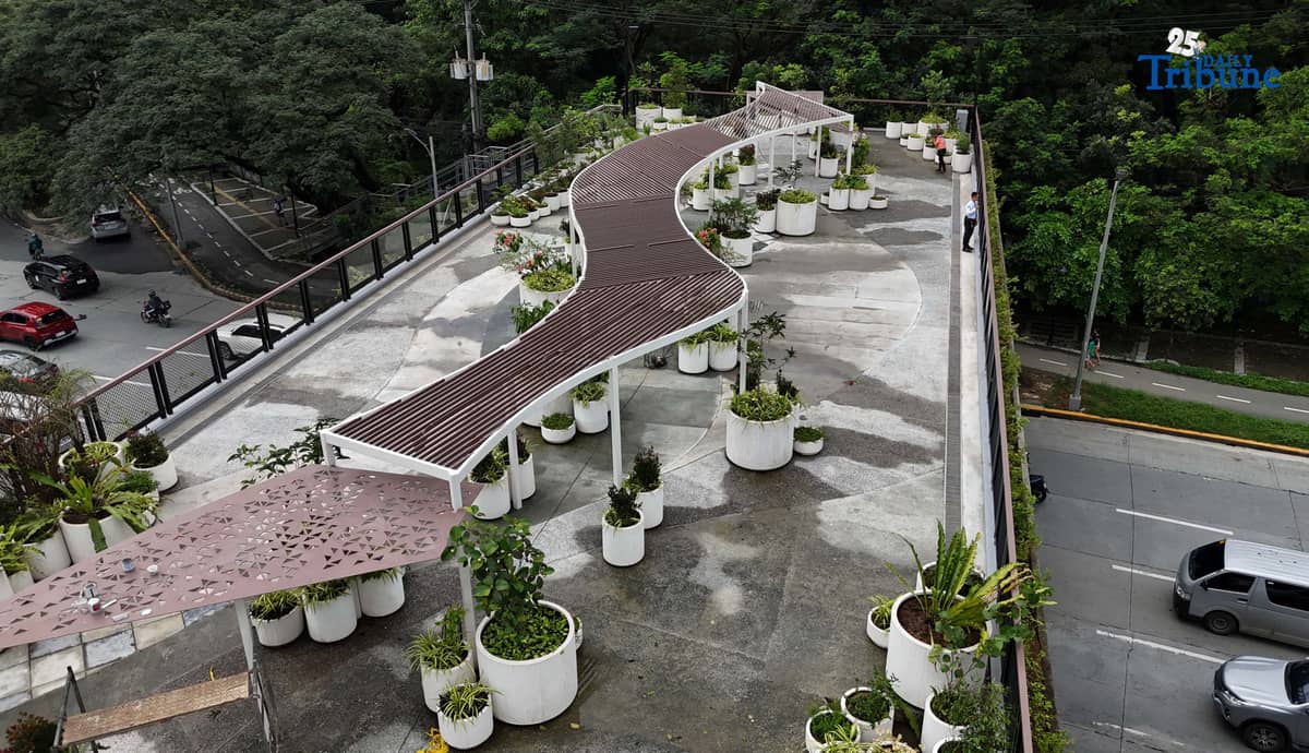 (November 11 2025) The newly built “Elevated Landscape Promenade” connect to Quezon Memorial Circle and the Ninoy Aquino Parks and Wildlife Center, on Tuesday, November 11, 2025. The Elevated Landscape Promenade is a project of the Quezon City Government that will connect the Quezon Memorial Circle to the Ninoy Aquino Parks and Wildlife Center. The elevated walkway aims to provide a safe passage for pedestrians and cyclists traveling between the two parks. Photo/Analy Labor