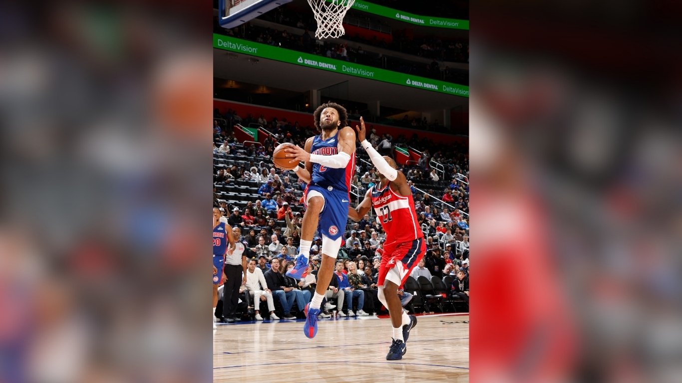 Pistons extend streak on night of NBA thrillers