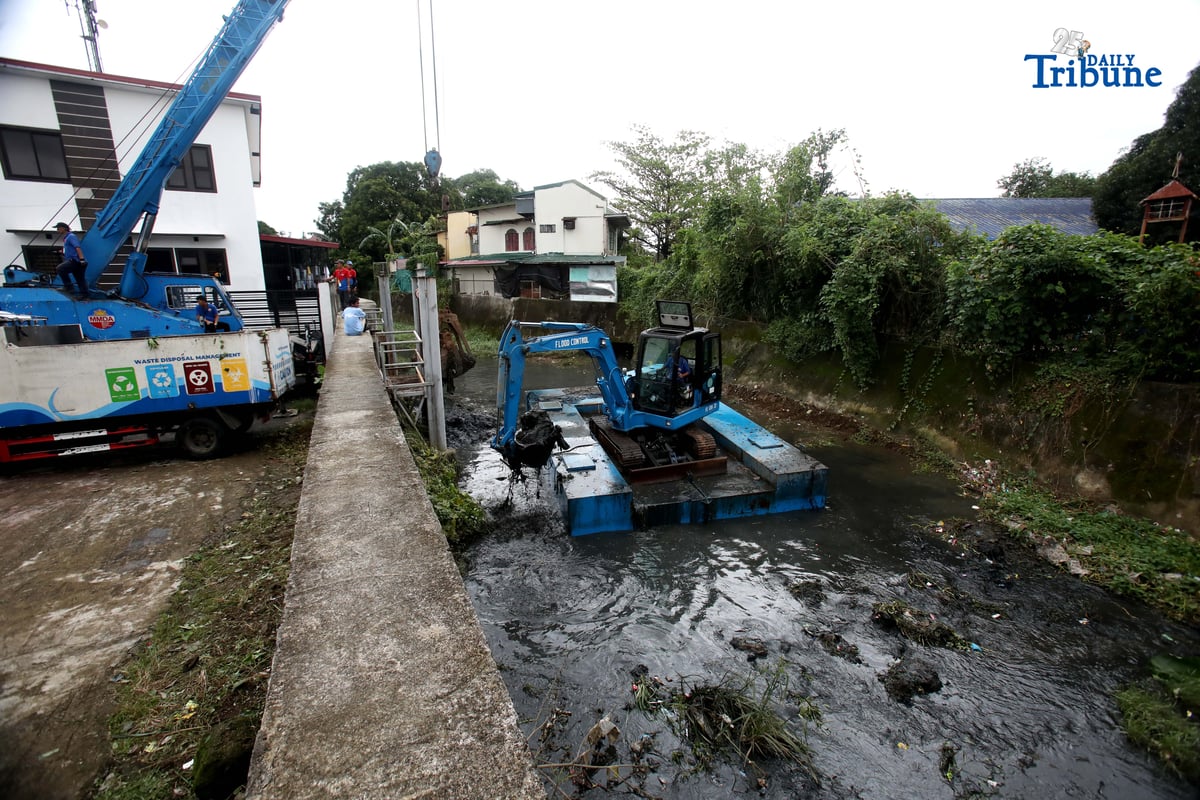 (November 11 2025) Metropolitan Manila Development Authority MMDA workers used backhoe to remove garbage and silt to mitigate flooding, during the Bayanihan sa Estero at Sapang Baho Creek, Marikina City on Tuesday, November 11, 2025. The project aims to mitigate flooding through removing garbage and silt from waterways. Photo/Analy Labor