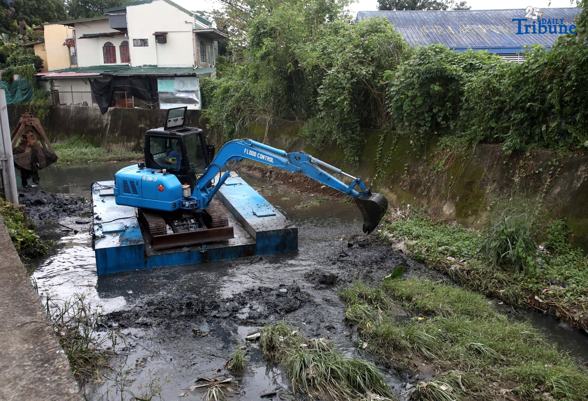 (November 11, 2025) — Metropolitan Manila Development Authority (MMDA) workers used a backhoe to remove garbage and silt to help mitigate flooding during the Bayanihan sa Estero activity at Sapang Baho Creek in Marikina City on Tuesday, November 11, 2025. The project aims to reduce flooding by clearing waterways of garbage and silt. (Photo by Analy Labor)