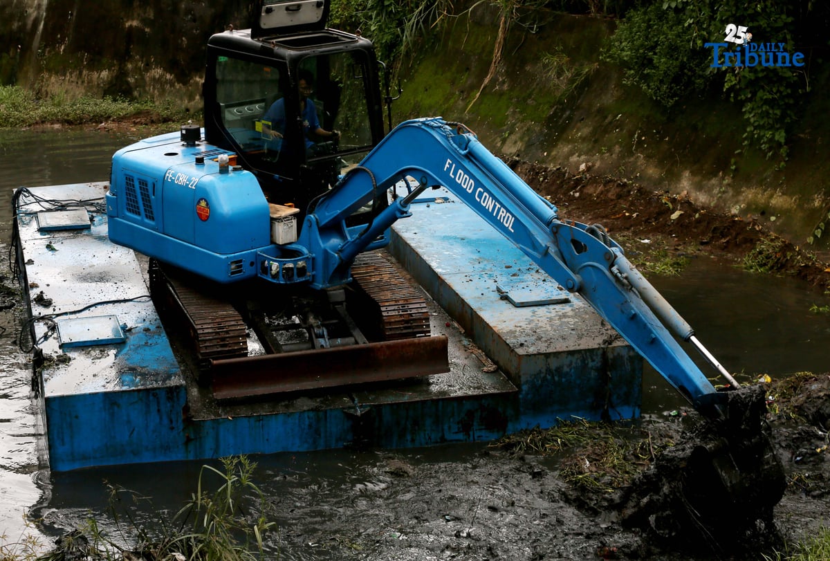 (November 11, 2025) — Metropolitan Manila Development Authority (MMDA) workers used a backhoe to remove garbage and silt to help mitigate flooding during the Bayanihan sa Estero activity at Sapang Baho Creek in Marikina City on Tuesday, November 11, 2025. The project aims to reduce flooding by clearing waterways of garbage and silt. (Photo by Analy Labor)