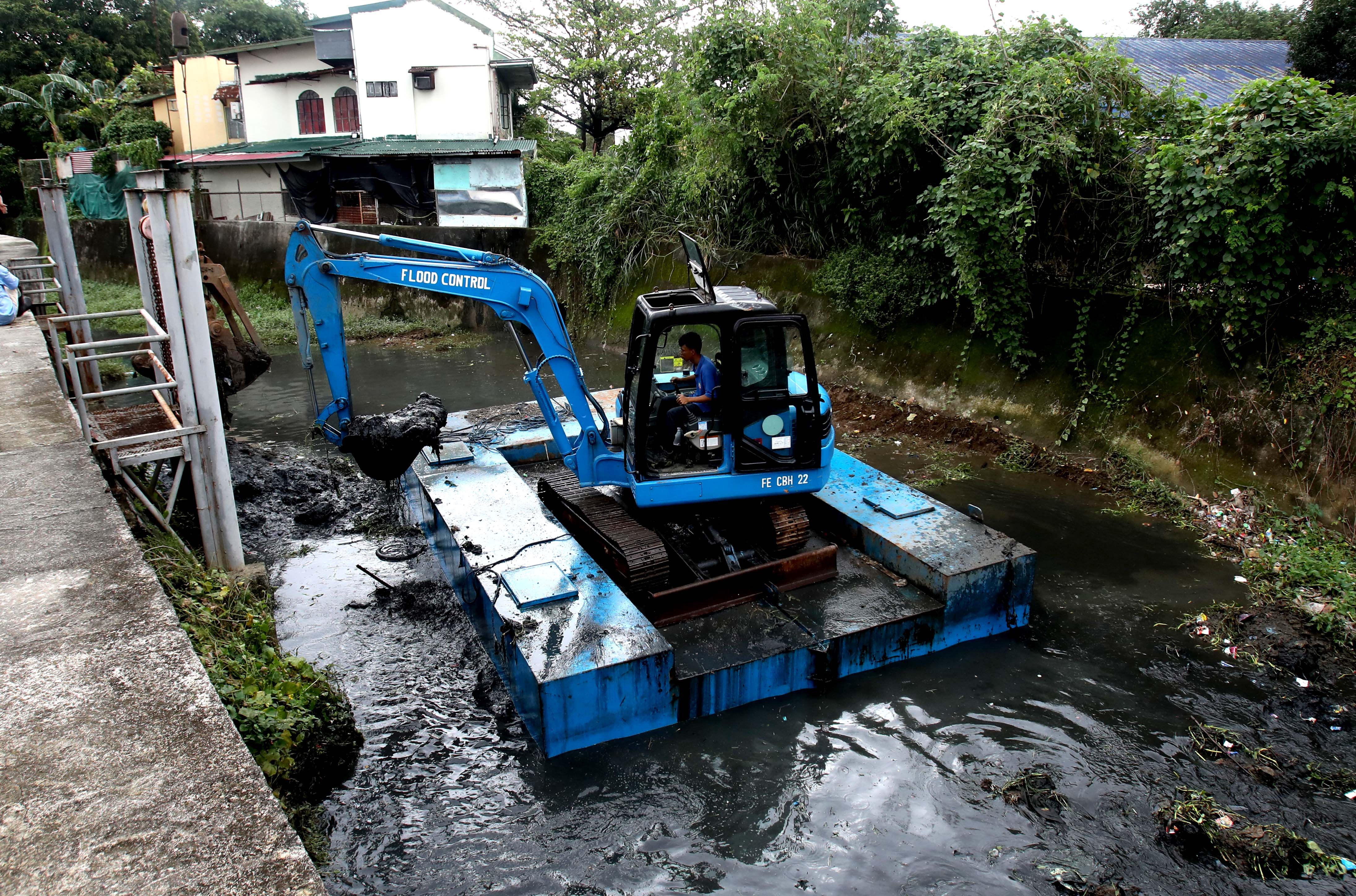 MMDA cleans up Marikina creek