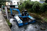 MMDA cleans up Marikina creek