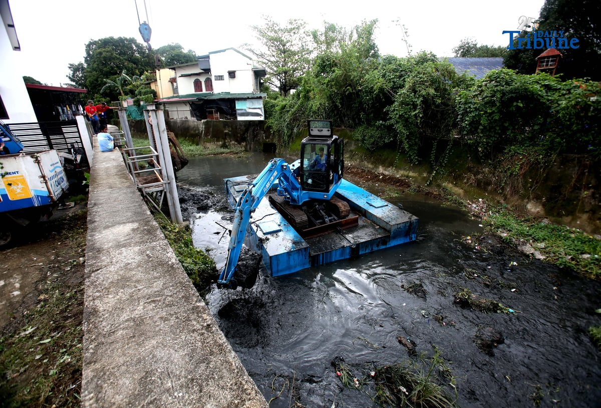 (November 11, 2025) — Metropolitan Manila Development Authority (MMDA) workers used a backhoe to remove garbage and silt to help mitigate flooding during the Bayanihan sa Estero activity at Sapang Baho Creek in Marikina City on Tuesday, November 11, 2025. The project aims to reduce flooding by clearing waterways of garbage and silt. (Photo by Analy Labor)