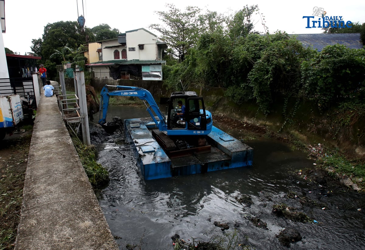 (November 11, 2025) — Metropolitan Manila Development Authority (MMDA) workers used a backhoe to remove garbage and silt to help mitigate flooding during the Bayanihan sa Estero activity at Sapang Baho Creek in Marikina City on Tuesday, November 11, 2025. The project aims to reduce flooding by clearing waterways of garbage and silt. (Photo by Analy Labor)