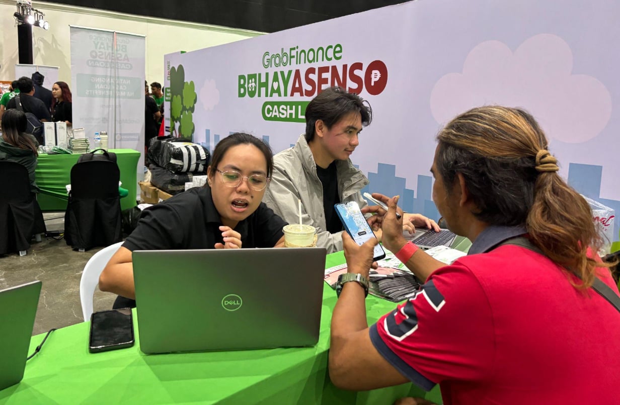 Grab Financial Group conducted financial-literacy sessions and one-on-one loan consultations at the Buhay Asenso Cash Loan booth.