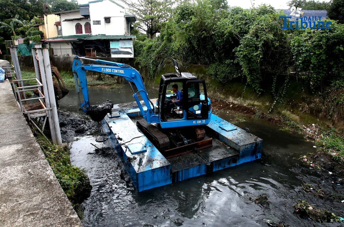 (November 11, 2025) — Metropolitan Manila Development Authority (MMDA) workers used a backhoe to remove garbage and silt to help mitigate flooding during the Bayanihan sa Estero activity at Sapang Baho Creek in Marikina City on Tuesday, November 11, 2025. The project aims to reduce flooding by clearing waterways of garbage and silt. (Photo by Analy Labor)