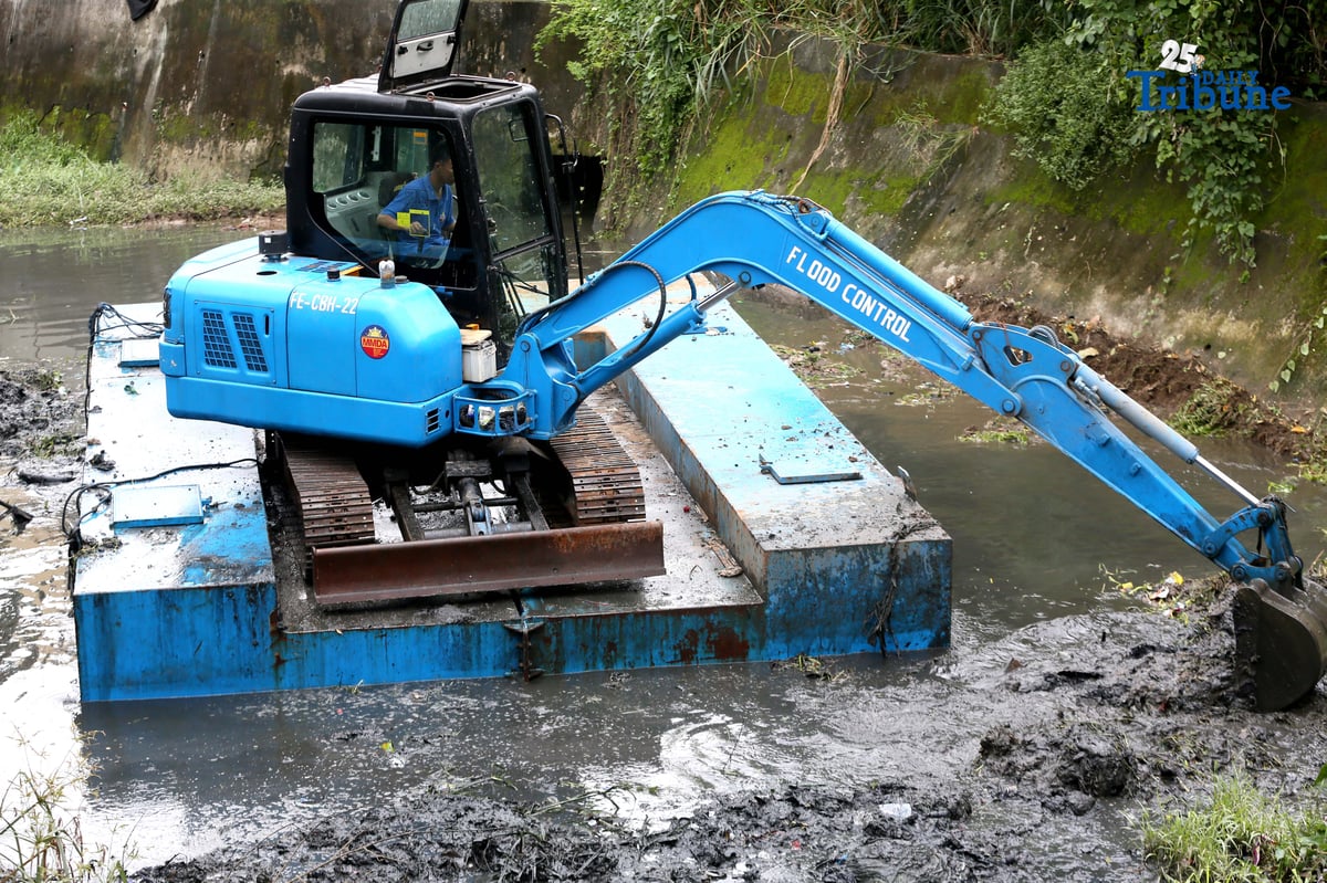 (November 11, 2025) — Metropolitan Manila Development Authority (MMDA) workers used a backhoe to remove garbage and silt to help mitigate flooding during the Bayanihan sa Estero activity at Sapang Baho Creek in Marikina City on Tuesday, November 11, 2025. The project aims to reduce flooding by clearing waterways of garbage and silt. (Photo by Analy Labor)