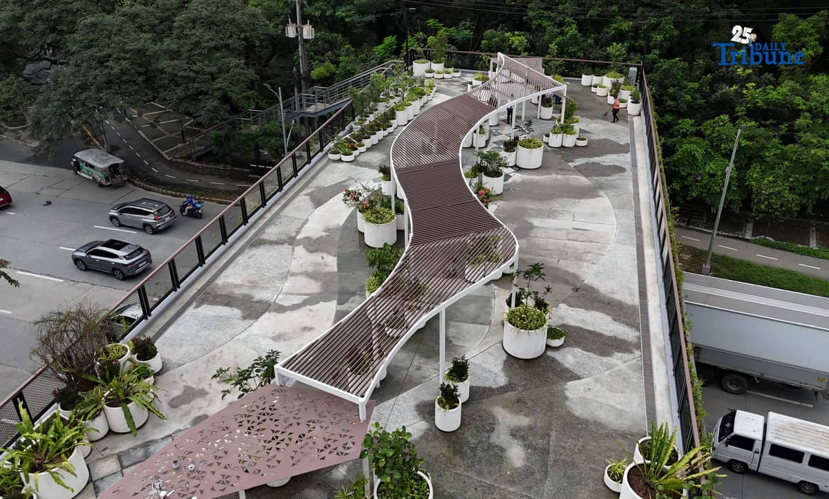 (November 11 2025) The newly built “Elevated Landscape Promenade” connect to Quezon Memorial Circle and the Ninoy Aquino Parks and Wildlife Center, on Tuesday, November 11, 2025. The Elevated Landscape Promenade is a project of the Quezon City Government that will connect the Quezon Memorial Circle to the Ninoy Aquino Parks and Wildlife Center. The elevated walkway aims to provide a safe passage for pedestrians and cyclists traveling between the two parks. Photo/Analy Labor