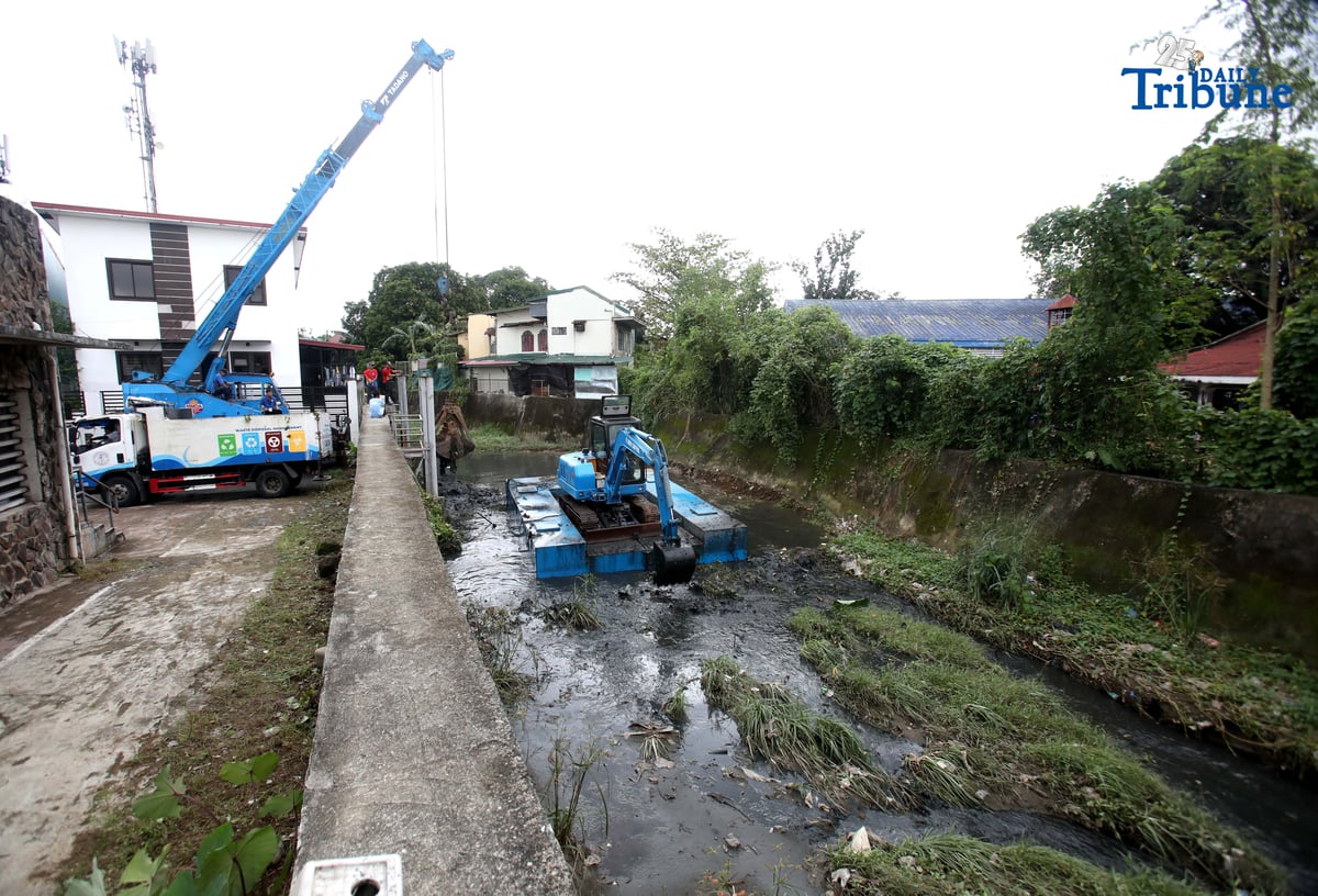 (November 11, 2025) — Metropolitan Manila Development Authority (MMDA) workers used a backhoe to remove garbage and silt to help mitigate flooding during the Bayanihan sa Estero activity at Sapang Baho Creek in Marikina City on Tuesday, November 11, 2025. The project aims to reduce flooding by clearing waterways of garbage and silt. (Photo by Analy Labor)