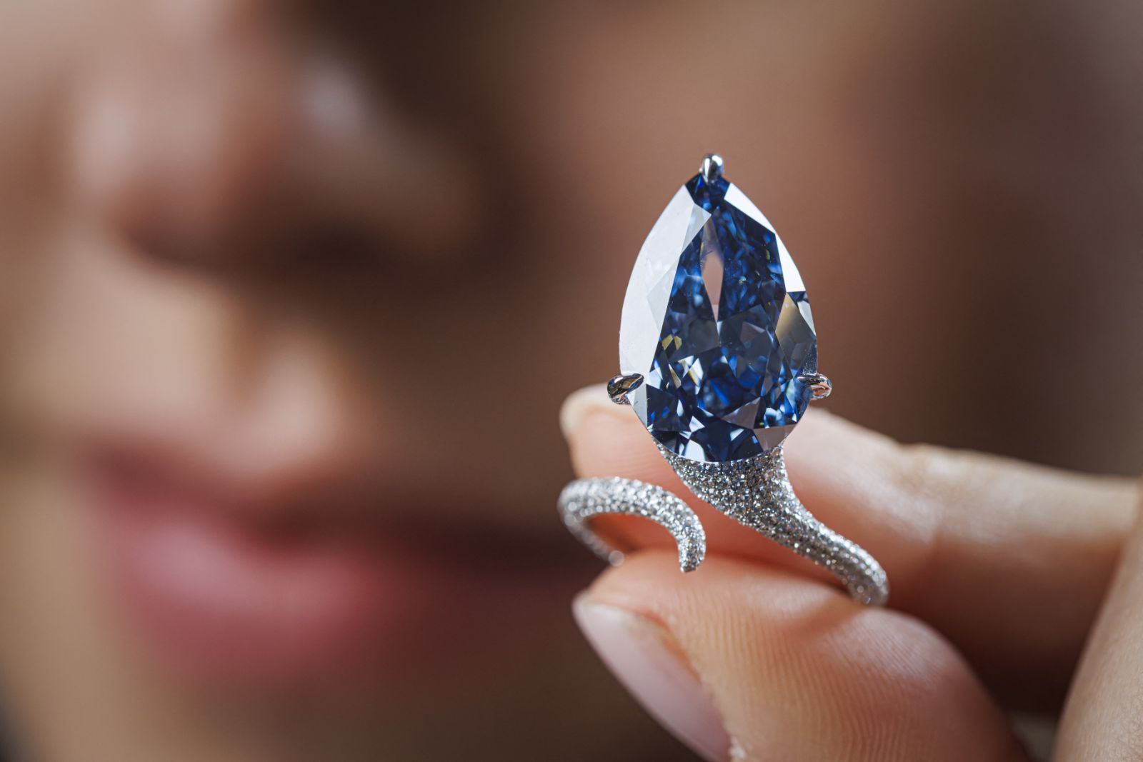 Mamahaling Mellon Blue diamond, nasubasta sa halagang $25.6M