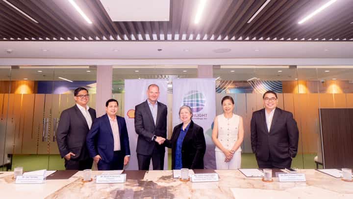 (L-R). Shell Energy Head of Trading Dennis Cristoffer Tagaza, Shell Energy Head of Business Development and Supply Joel Tarongoy, Shell Energy President Bernd Krukenberg, Greenlight President & CEO Jasmin Josefa Agbon, Greenlight Chairperson Maria Patricia Riingen, Greenlight Director Roy Joseph Fernandez