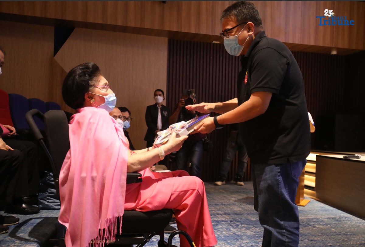 Former First Lady Imelda Romualdez Marcos and MMDA Chairman Don Artes lead the unveiling of a dedication marker at the MMFF Auditorium in Pasig City on Wednesday, 12 November 2025, as part of the month-long celebration of the MMDA’s 50th Founding Anniversary. The event honored Marcos, who once served as governor of the former Metro Manila Commission, now known as the Metropolitan Manila Development Authority (MMDA)