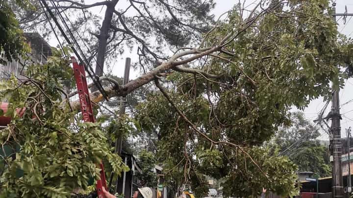 Baguio City Mayor Benjamin Magalong is appealing to the business sector in the city to help in the clearing of debris and other restoration efforts. In the photo, Barangay officials and workers and other volunteers were at full mobilization in cleaning the roads of their respective areas of responsibility. |Aldwin Quitasol. Photo via Baguio PIO.