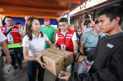 Presidential aid distributed by Frasco, Angara to thyphoon-hit Negrenses