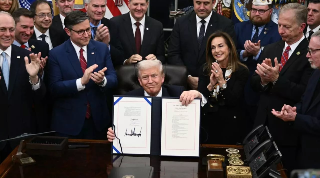 Trump signs bill to end 
record-breaking U.S. shutdown