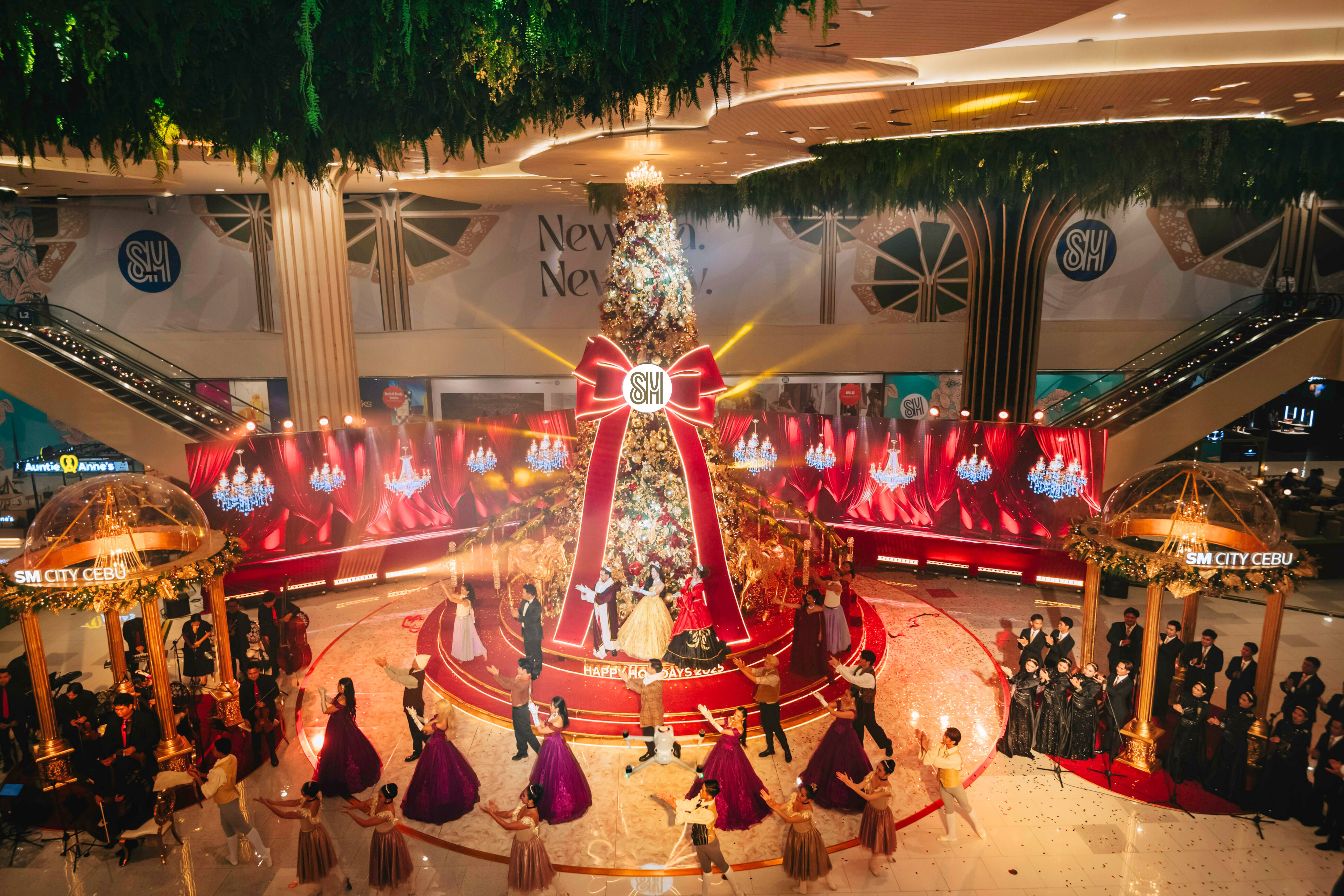 The Spirit of Christmas is rooted in compassion and goodwill SM Cebu's special Christmas presentation titled "A
Royal Christmas: Unwrapping the Gift of Grace and Hope" features a touching story of kindness and generosity,
pointing back to the true meaning of the holiday season.