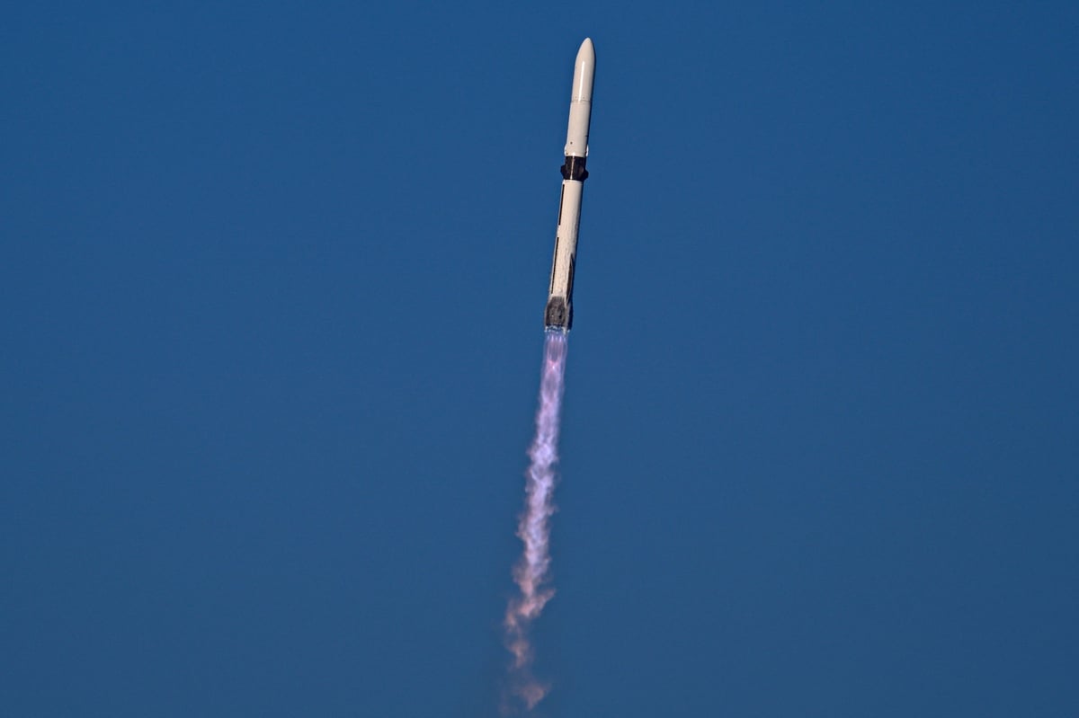 Blue Origin launches NASA Mars mission and nails booster landing