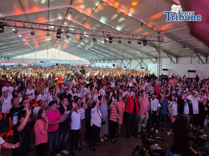 Villar family with OFWs and their families at The Tent, Villar Sipag Center, Las Piñas City.