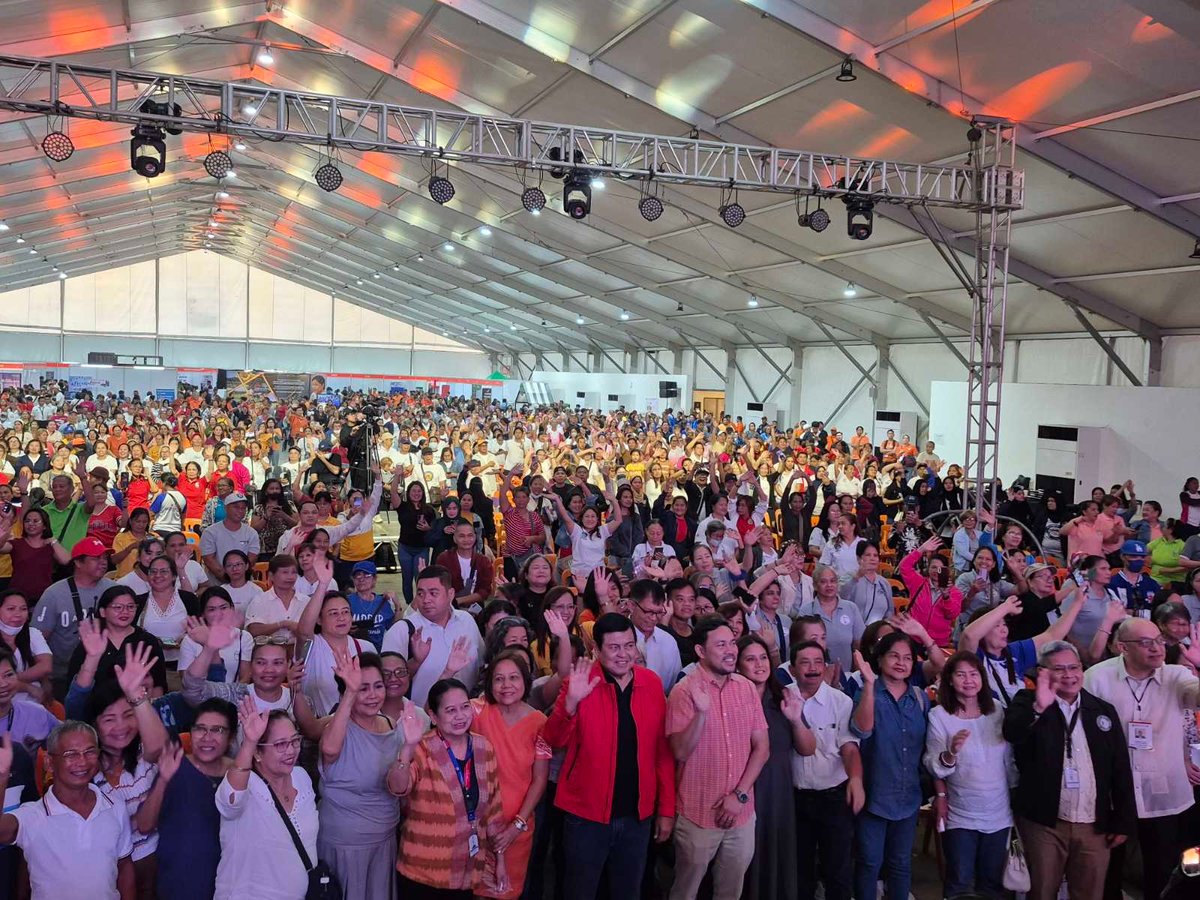 Villar Family with the OFWs and their Families during the 14th OFW and Family Summit