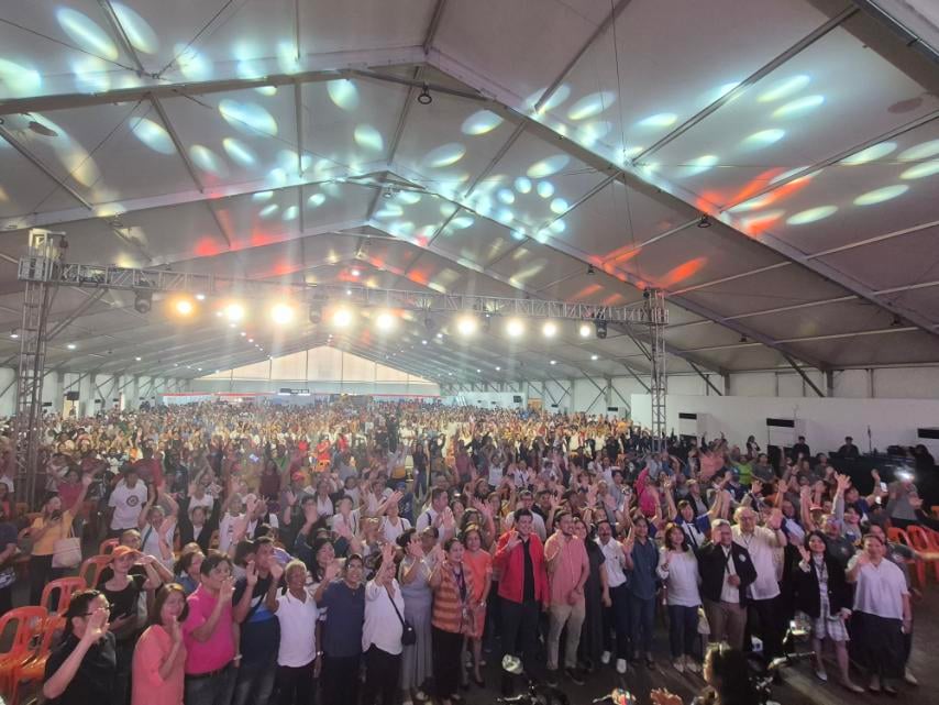 The Villar Family with the OFWs and their familys during the 14th OFW and Family Summit at the Tent, Villar Sipag Center, Las Piñas
