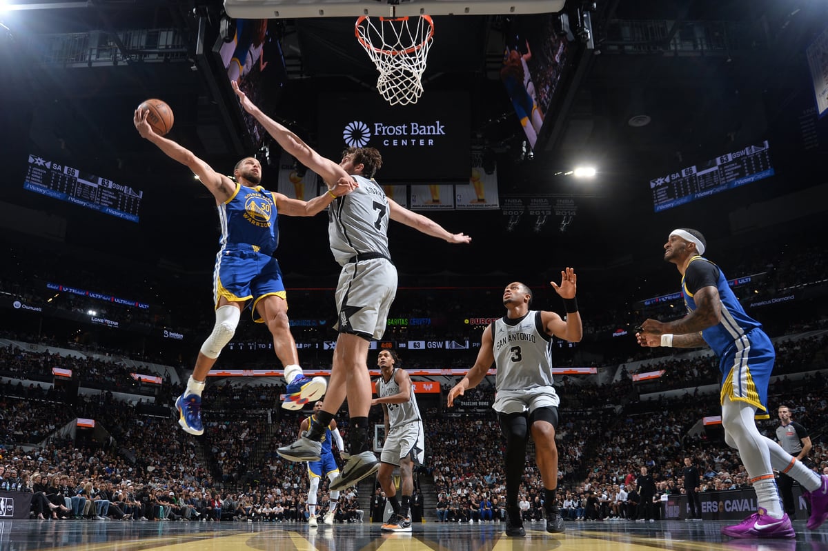 Curry comes to Warriors’ rescue anew