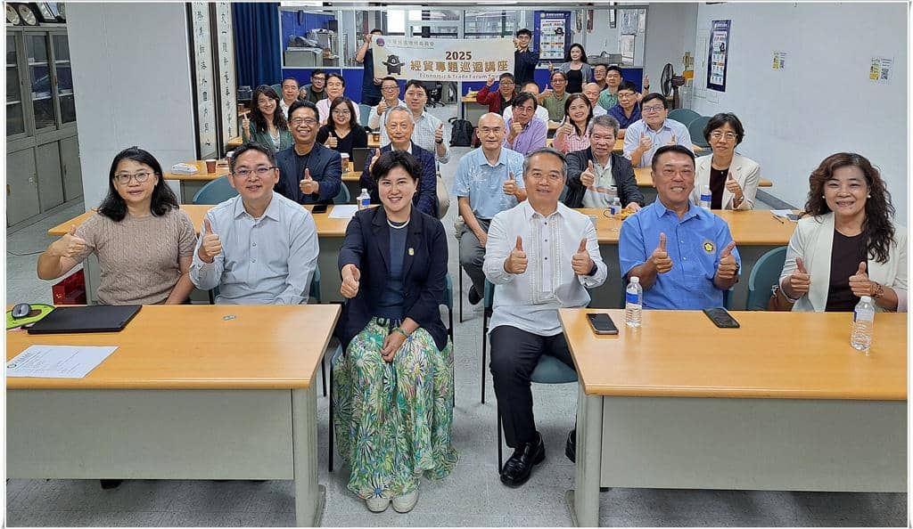 Leaders of the Taiwan Association Inc. Philippines (TAP) present a commemorative token to Vivian Huang during the 15 November 2025 forum, recognizing her contributions in sharing Taiwan’s AI and smart-city innovations.