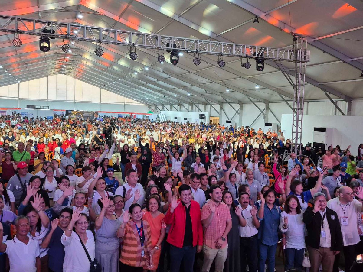 The Villar Family with the OFWs and their familys during the 14th OFW and Family Summit at the Tent, Villar Sipag Center, Las Piñas