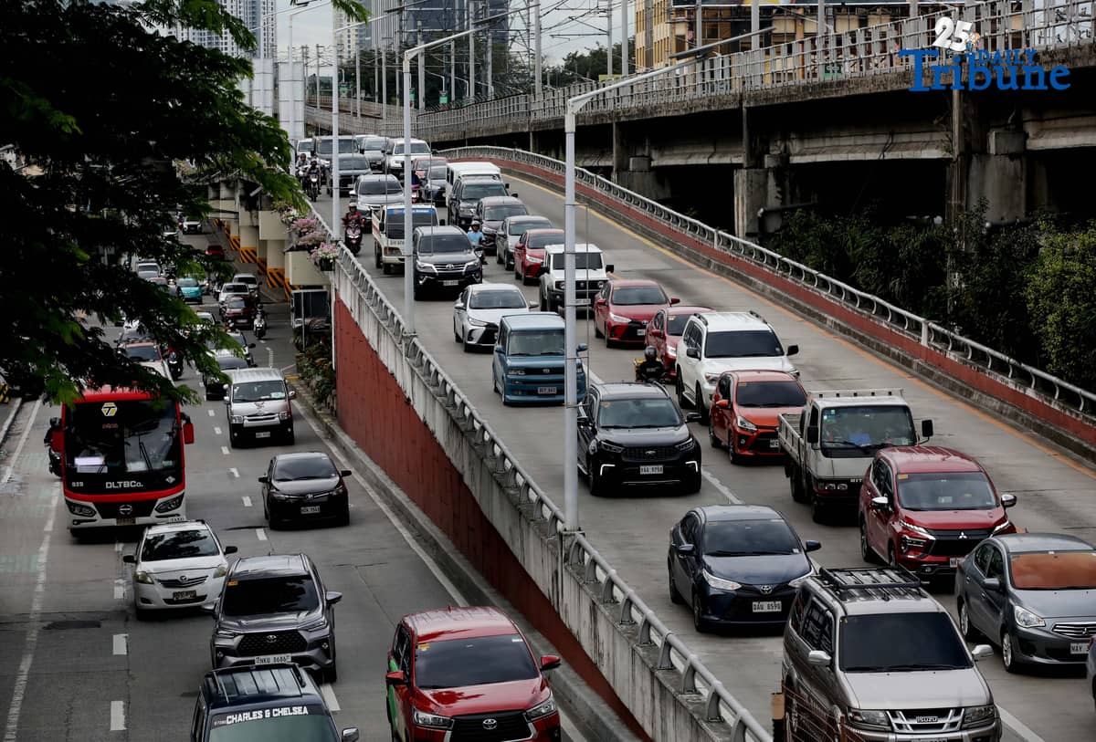 Motorists moved slowly due to heavy traffic along Edsa Southbound in Cubao, Quezon City on Saturday, 15 November, 2025.

The Metropolitan Manila Development Authority (MMDA) implemented traffic mitigation measures to address the expected 10 to 25 percent increase in vehicular volume on Metro Manila roads during the Christmas season.

Among the measures, mall operating hours will be adjusted to 11 a.m. to 11 p.m. on weekdays, effective 17 November and remaining in force until 25 December.