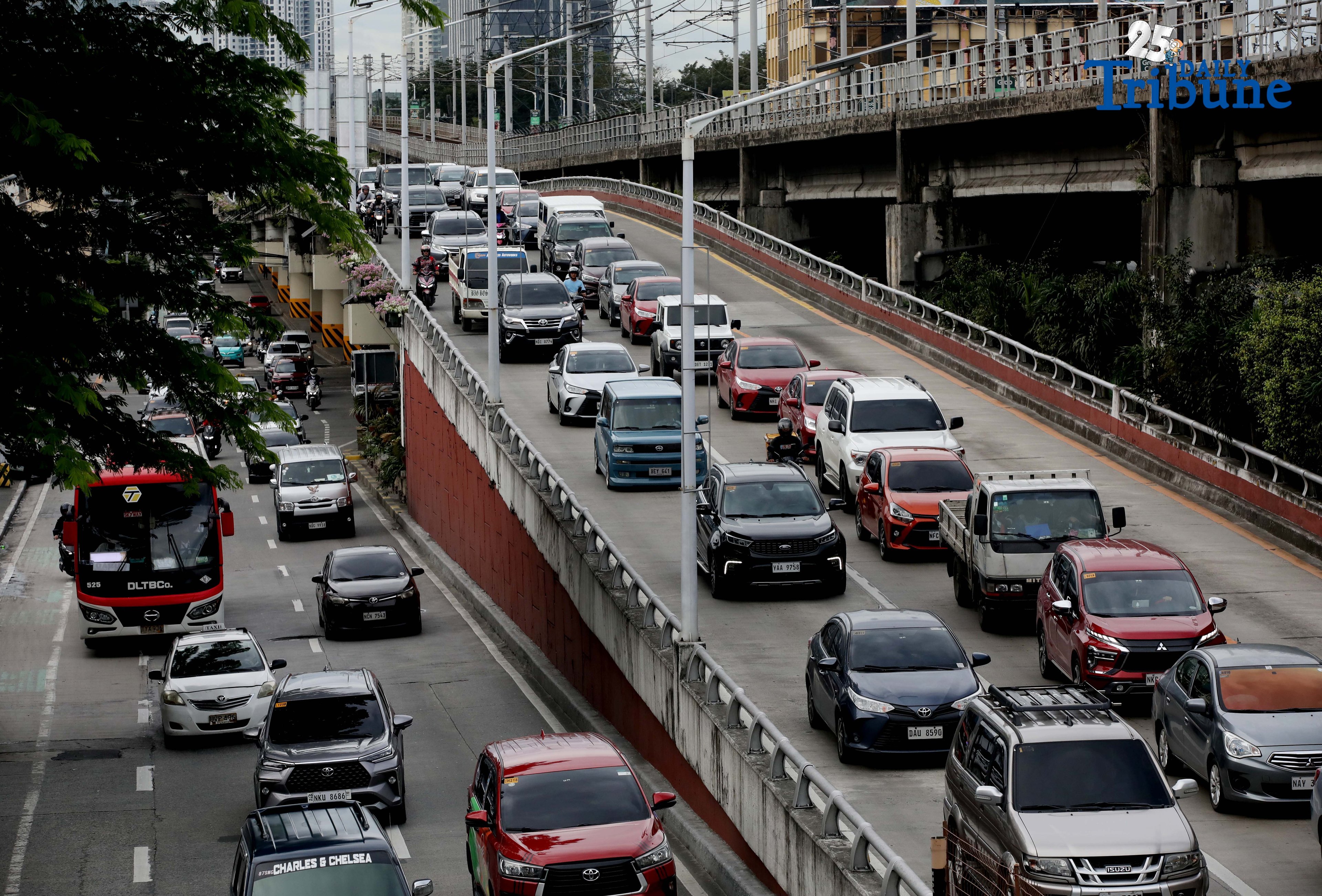 Holiday ‘carmageddon’ looms; MMDA mulls opening gated village roads