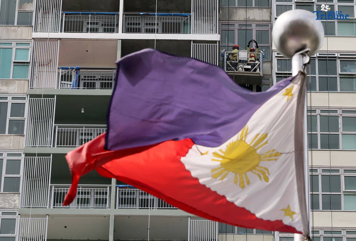 Workers were seen hanging banners and cleaning at a building in Quezon City on Friday, 14 November 2025.
The Philippine peso fell to a new record low of P59.17 to the dollar on Wednesday, pressured by strong demand for the greenback and declining market confidence due to corruption concerns. The currency, whose previous all-time low of P59.13 to the dollar was hit late last month, closed weaker by 18.5 centavos.
